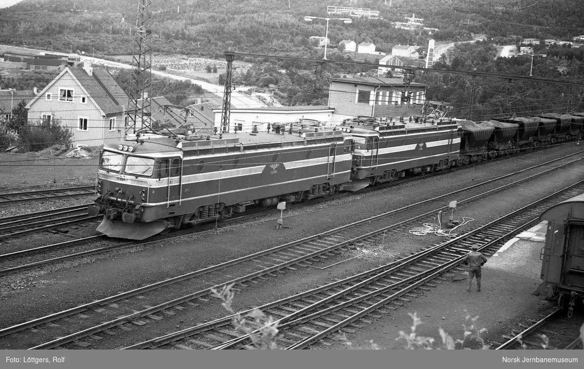 Elektriske lokomotiver type El 15, nærmest 2196, med malmtog fra Kiruna på Narvik stasjon.
