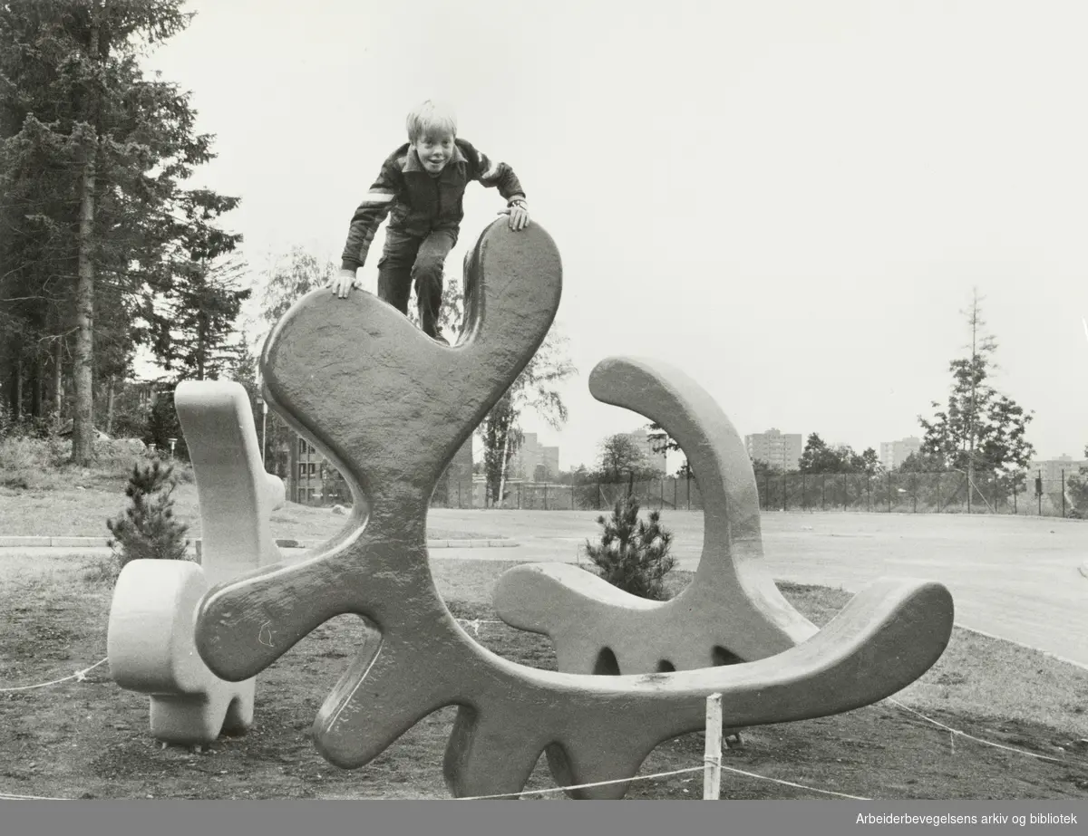 Lutvann. Inge Henning Johansen på en ev lekeskulpturene "En sitteplass" ved Lutvann barneskole. September 1978