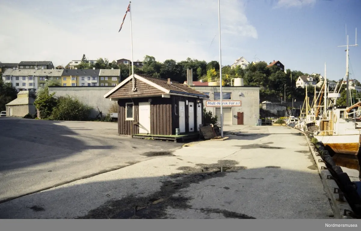 Et fotografi fra Kristiansund. Fra en samling dias fra Arkitektkompaniet, gitt til Nordmøre museum i 2015. Fra Nordmøre museums fotosamlinger.