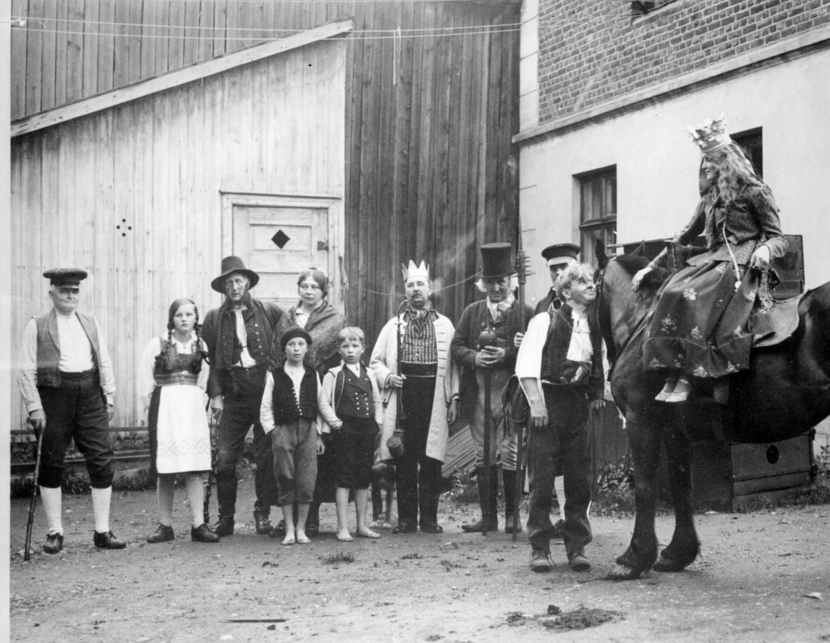 Repro: Opptog i forbindelse med Lillehammers 100-årsjubileum 1927, med blant annet Sigrud Undset og Anders Sandvig med flere
