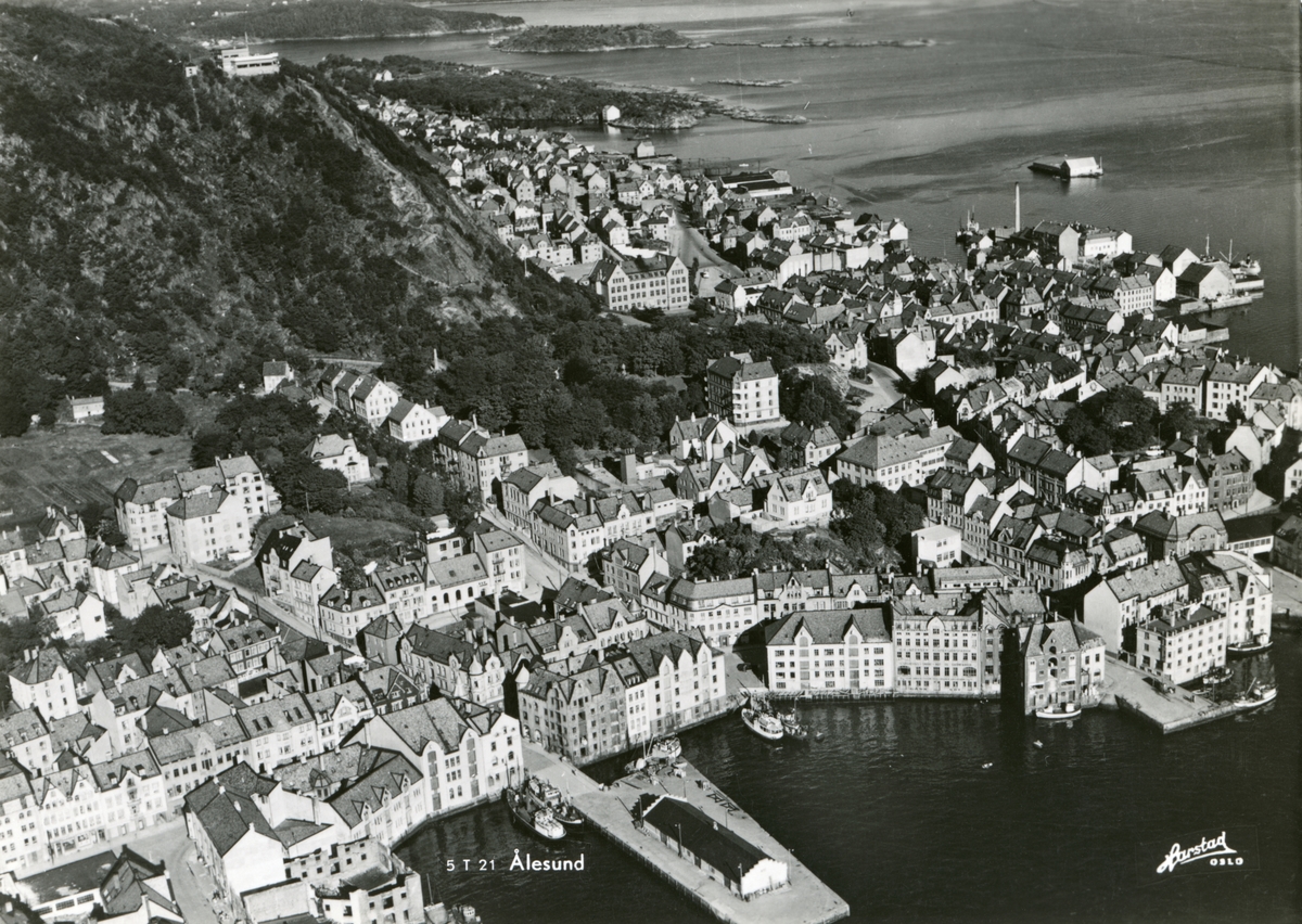 Luftfoto av Ålesund by med Skansenkaia og Fjellstua.