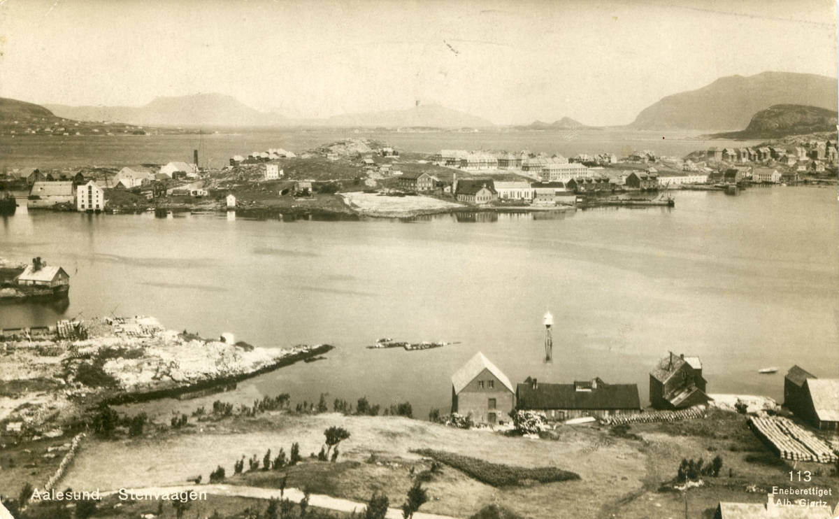Oversiktsbilde av Aspøya i Ålesund sett fra Skarbøvika.