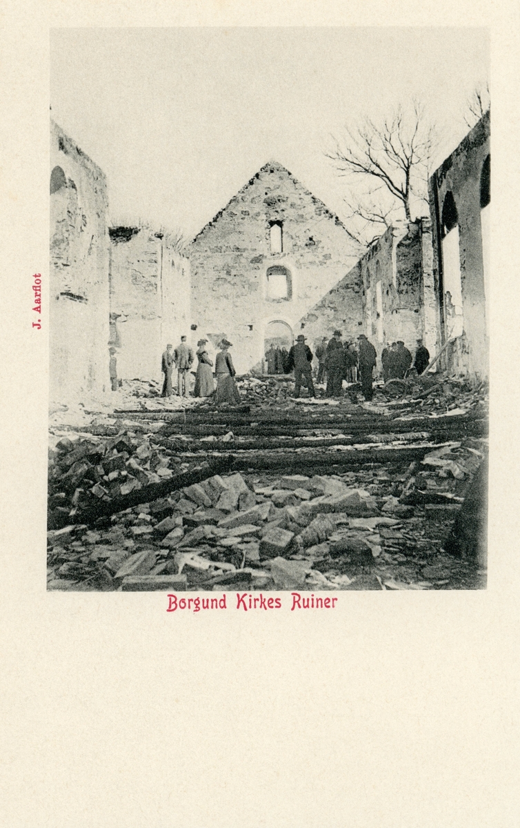Motiv fra innsiden av Borgund Kirke etter brannen 13. april 1904. Flere mennesker står i brannruinene.