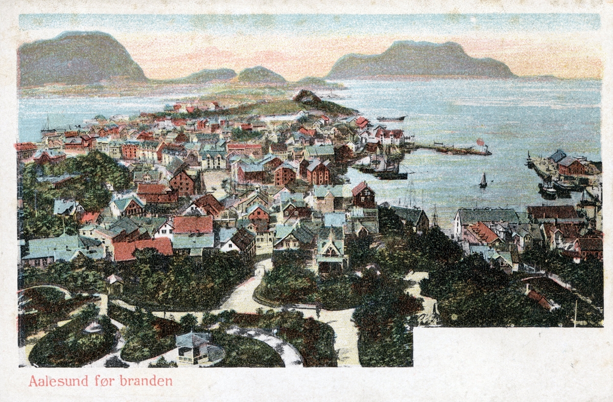 Oversiktsbilde av Ålesund by og parken sett fra Aksla.