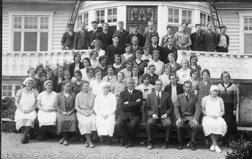 Gruppe frå vårkurset ved Solborg Ungdomsskule (Folkehøgskole) 1933.
Mellom elevane er Asgjerd Taksdal, Inga Ree, Ingeborg Ueland og Ingolf Lygren.