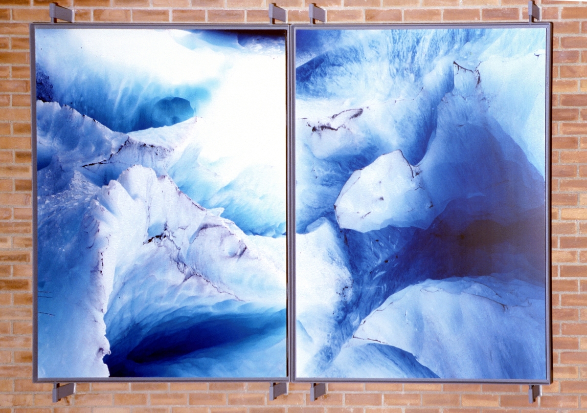 Arbeidet består av 2 fargefotografier fra Jostedalsbreen. Hvert fotografi er montert på plate i stålrammer.