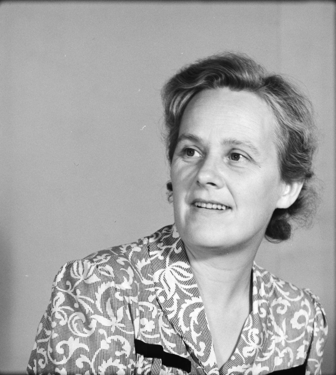 Malin Nyman från Spånga, sannolikt med sin syster, Alunda socken, Uppland 1948