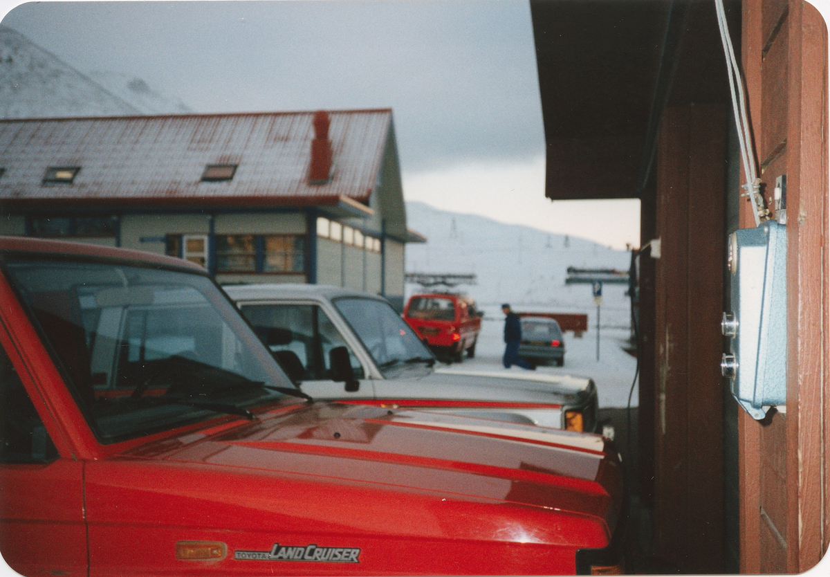 Longyearbyen postkontor. Biler.