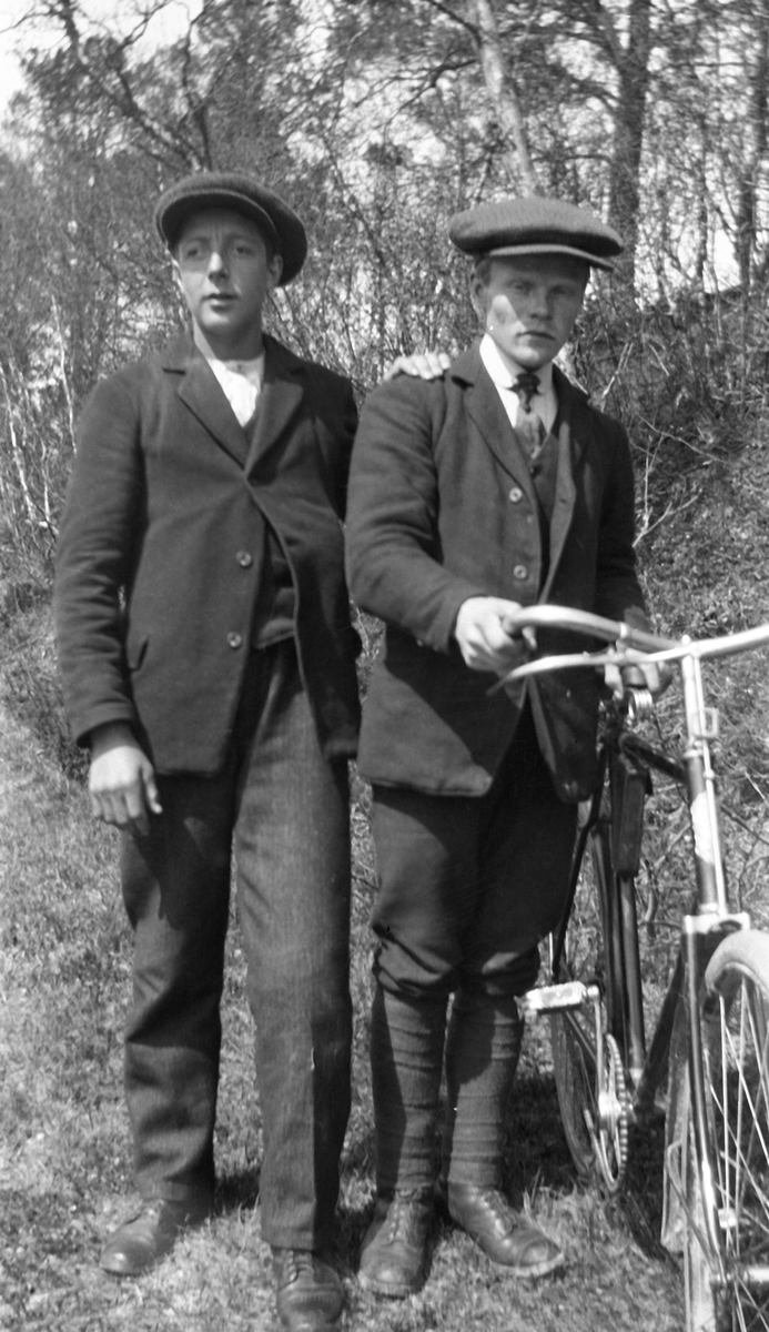To unge menn med sykkel