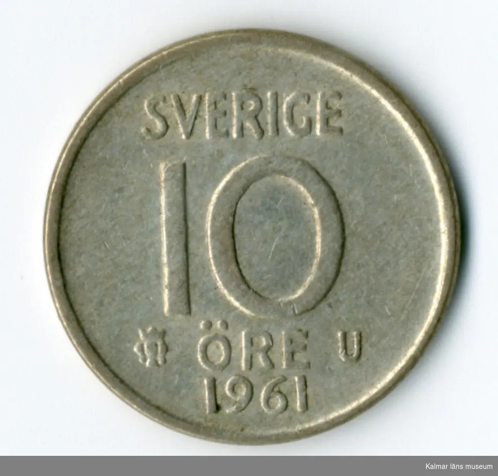 KLM 46167:77 Mynt, av metall, 10 öre. Utgiven 1961. Under Gustaf VI Adolfs tid.