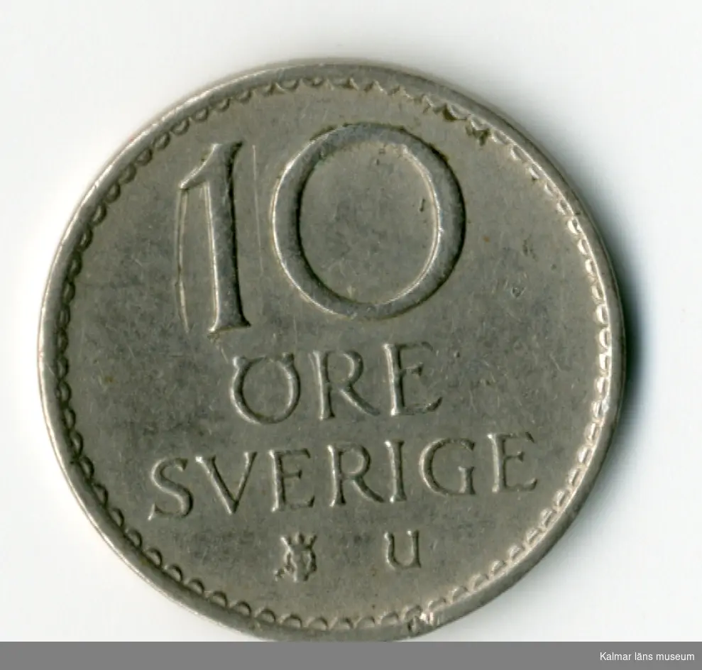 KLM 46167:81 Mynt, av metall, 10 öre. Utgiven 1967. Under Gustaf VI Adolfs tid.