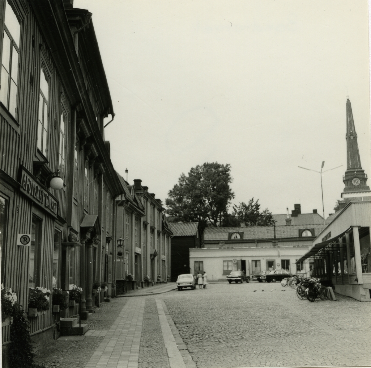 Västerås. Bondtorget mot norr, med apoteket Bävern, domkyrktorn m.m. 1964.