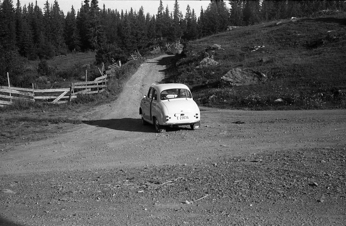 Bilen til Ole Majer fra Lensbygda ved avkjøring mot ei gutu på ukjent sted. Bildet er nok fra en av turene han og Sigurd Røisli hadde sammen.