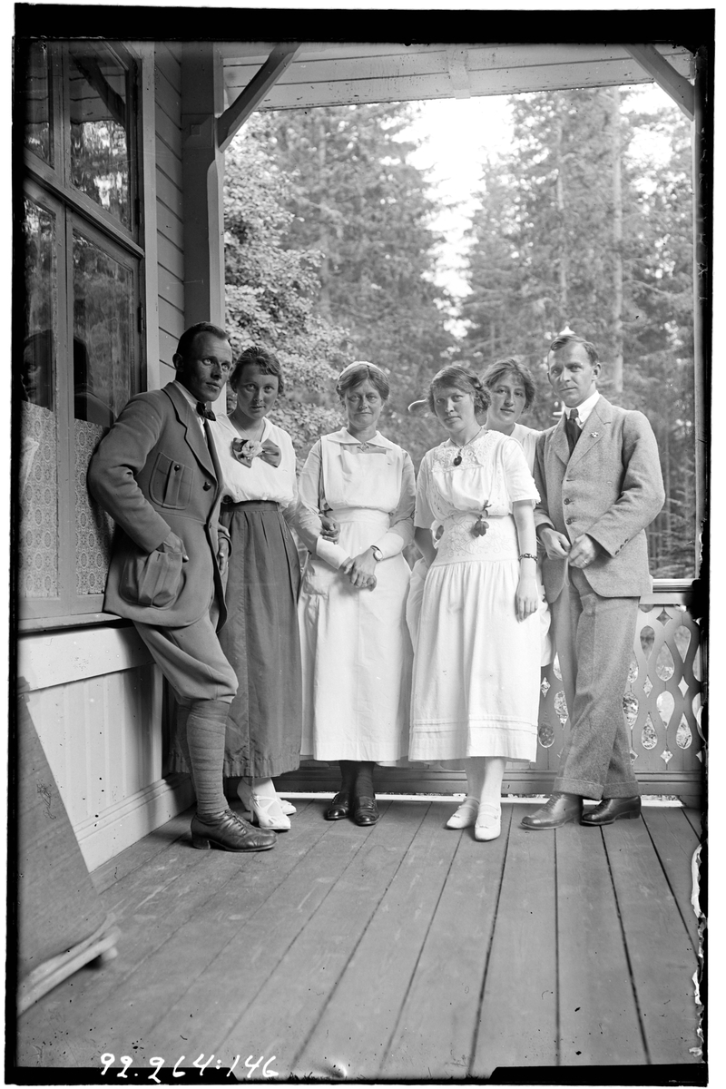 Hålahult sanatorium, exteriör, två män, fyra kvinnor står på en veranda.