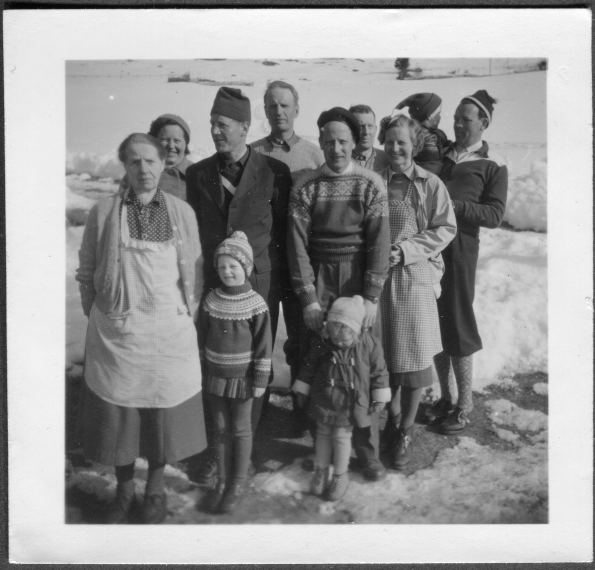 Familiegruppe fotografert omlag 1957.