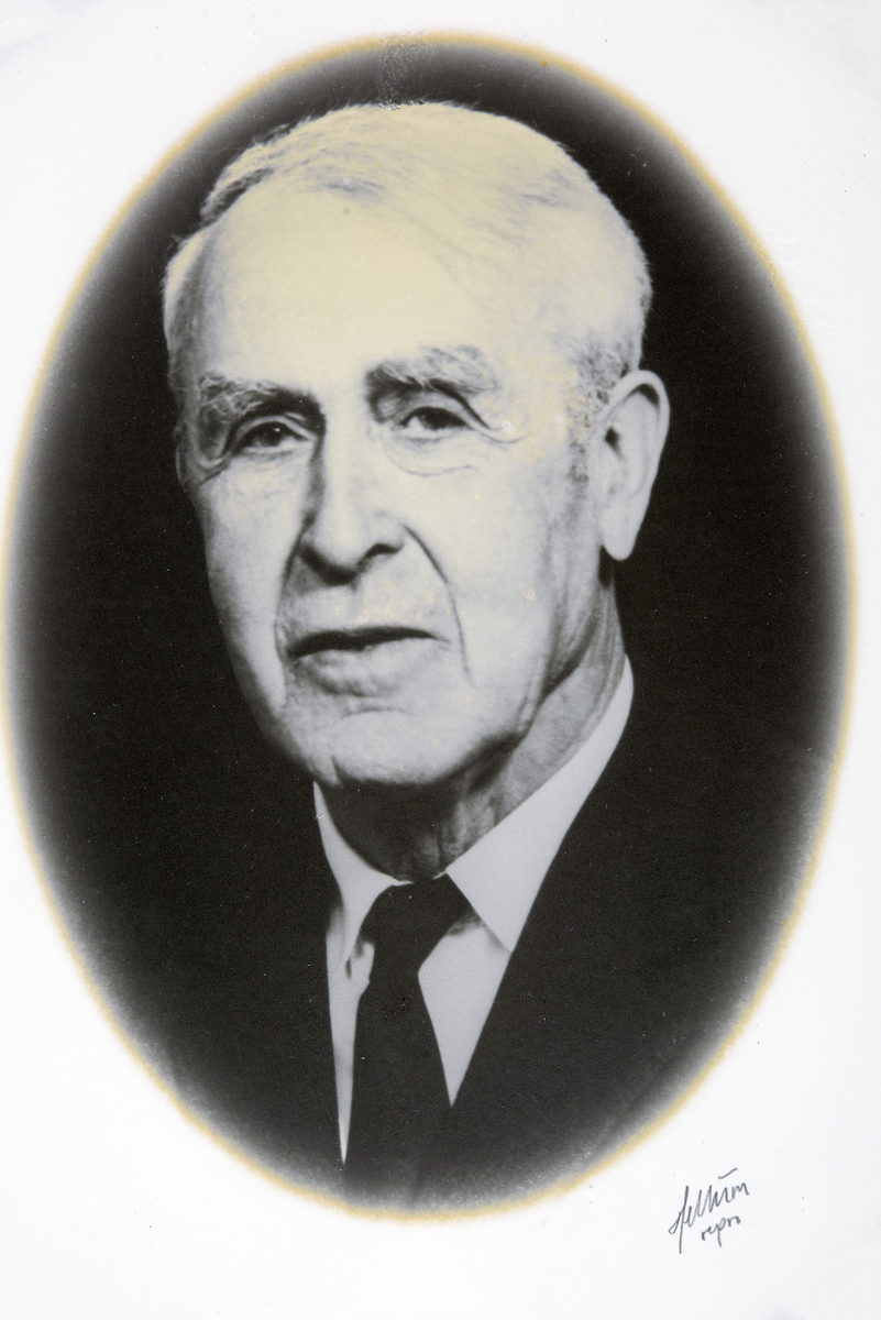 Styreleder for Atlungstad brenneri, John Alhaug. 

F. 1899 - d.1978. Formann i direksjonen 1950 og fram til sammenslåingen med Romedal og Tangen ca 1958. I direksjonen 1942-49.