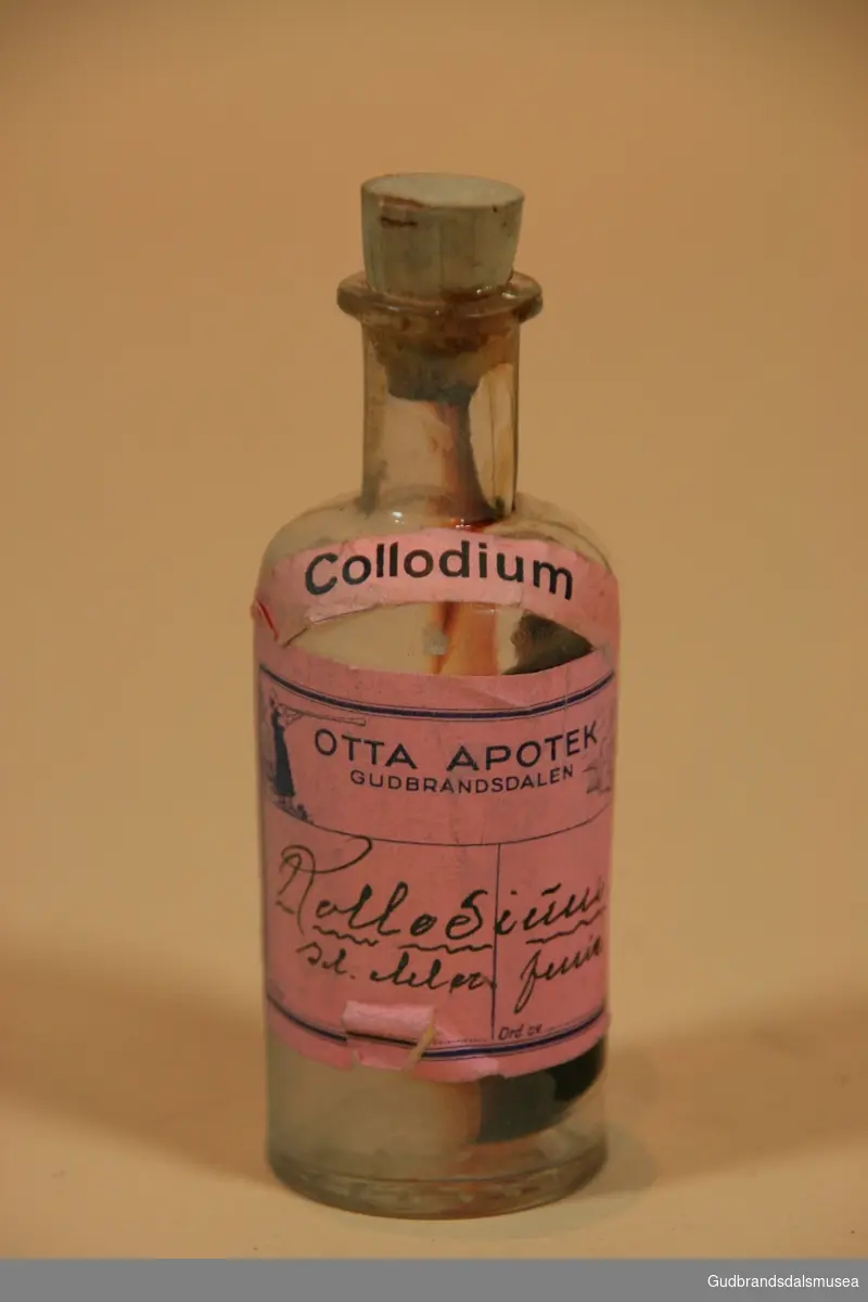 Innhold fra medisinskrin i bruk fra 1880-tallet på DNT's turisthytte på Gjendesheim.
