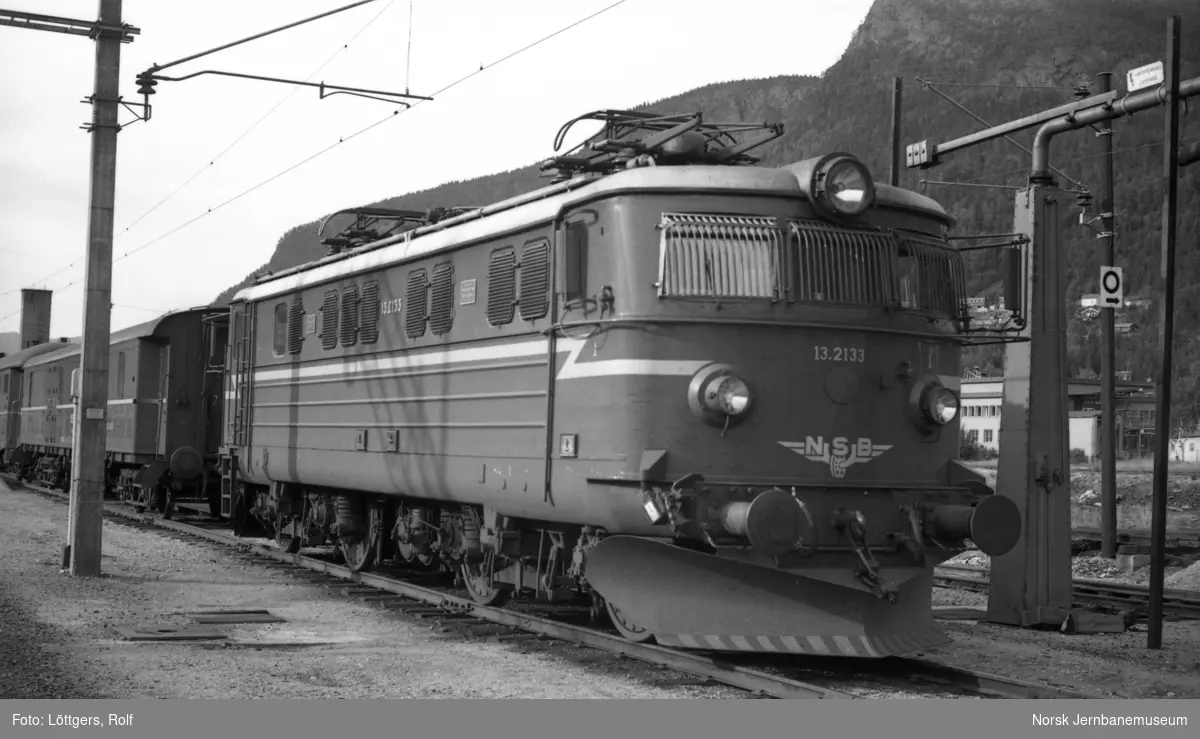 Elektrisk lokomotiv El 13 2133 med materiellet fra hurtigtog 307 fra Oslo Ø på Otta stasjon.