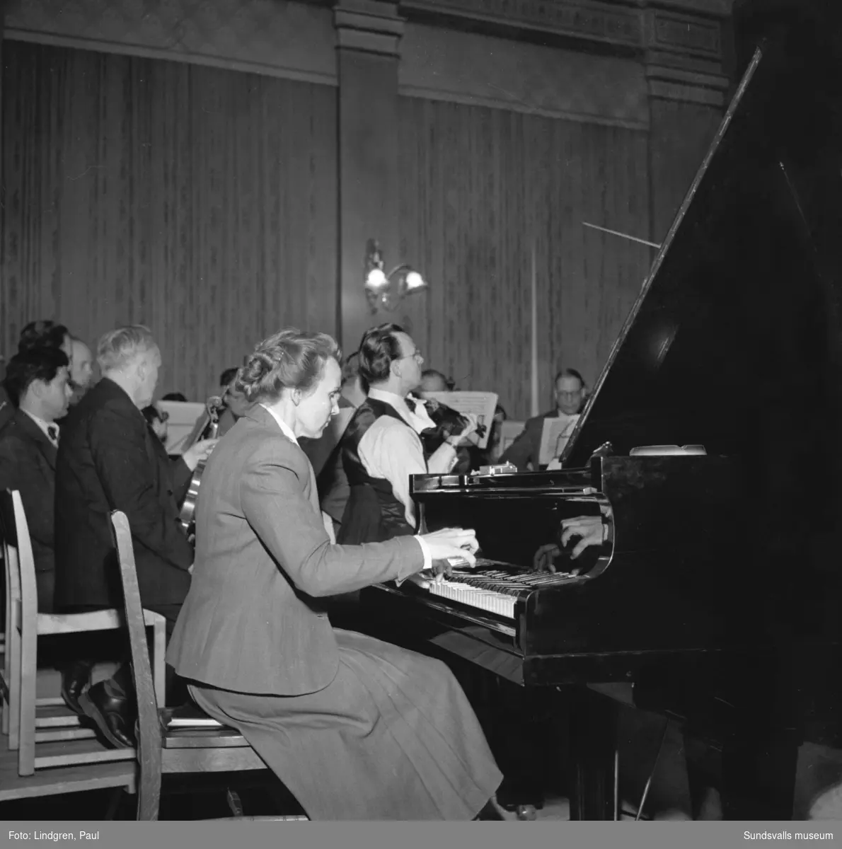 Orkesterföreningen. Konsert i Stadshussalaongen med Hilda Waldeland som solist. Musikdirektör Hult dirigerar bl a Brahms pianokonsert i D-moll.