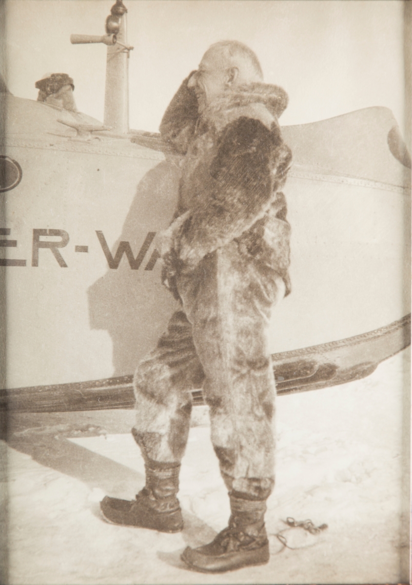 Roald Amundsen foran flyet "Dornier Wahl".