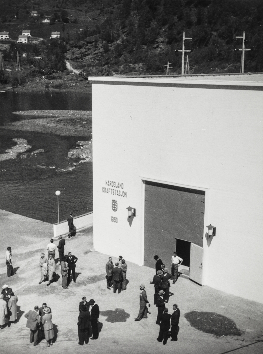 Bystyret på besiktelsestur ved Haugesunds Elektrisitetsverks nye stasjonsbygning på Hardeland, Etne, ferdigbygget [julen] 1950.