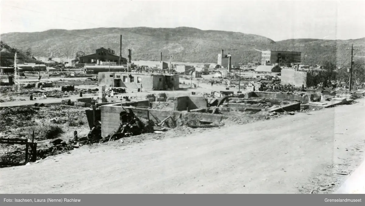 Kirkenes etter bombing og brann 4. juli 1944, sett fra Presteveien. Muren midt på bildet er det "nye" politikammeret. I bakgrunnen til høyre er Betongskolen, og til venstre Dampsentralen.