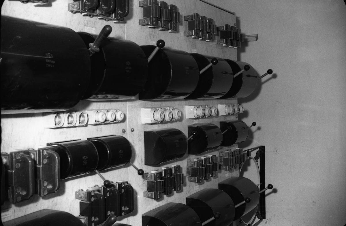 Bilde fra elektro kontrollrom, Trolig i Toten Potetmelfabrikk på Lena høsten 1960.