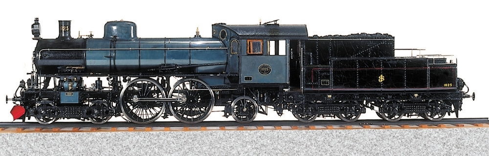 Modell i skala 1:10, av ånglok Litt A Nr 1025. Modellen är svartmålad med grå ångpanna och hytt, samt detaljer av mässing.
