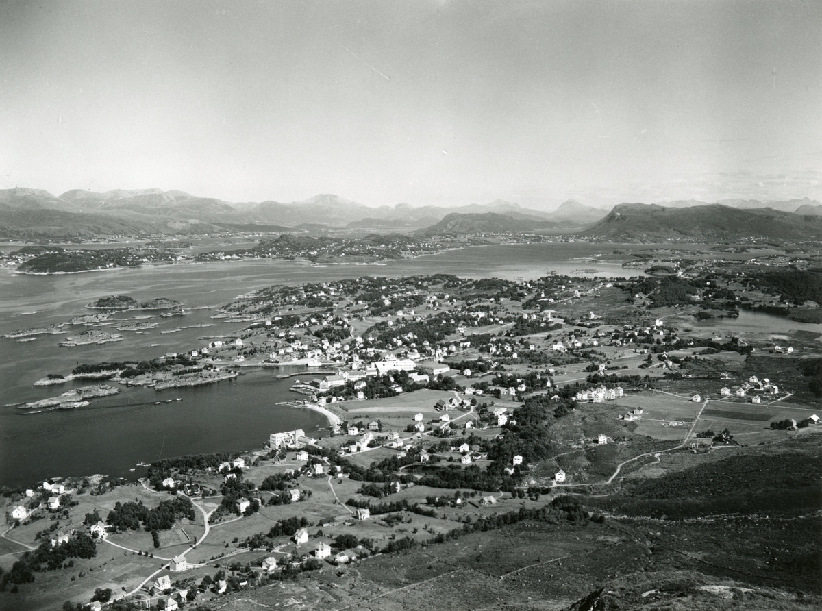 Prospektfotografi tatt fra fjellet over Langevågen på Sula.