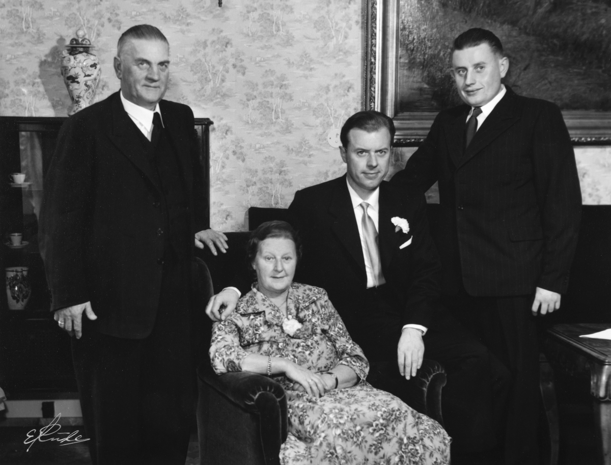 Familie gruppe 4 personer. Rådmann i Hamar, Sig. Pedersen med familie.