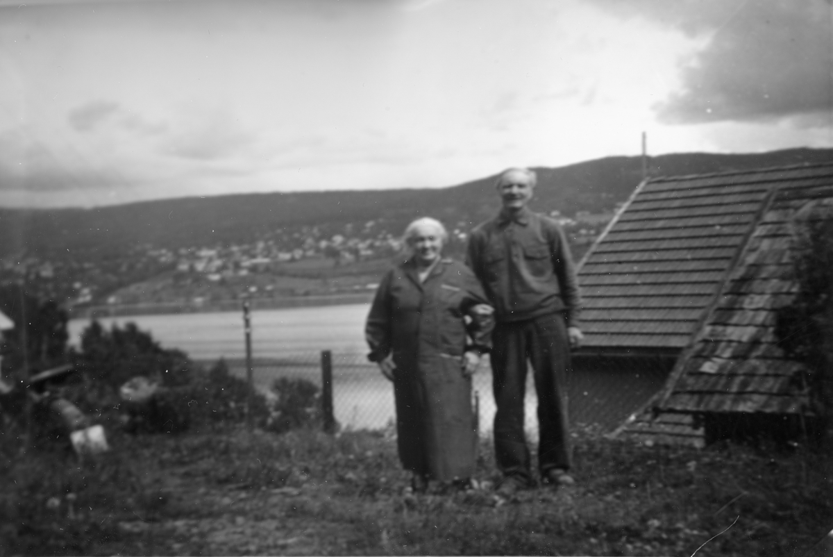 Marie og Johannes Evensen utenfor sitt hjem "Brettenga" i Vingromsvegen 137, Lillehammer