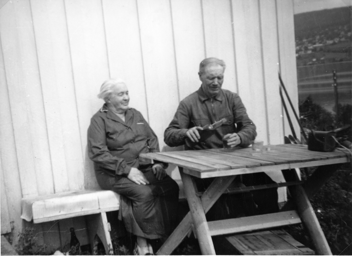 Marie og Johannes Evensen utenfor sitt hjem "Brettenga" i Vingromsvegen 137, Lillehammer