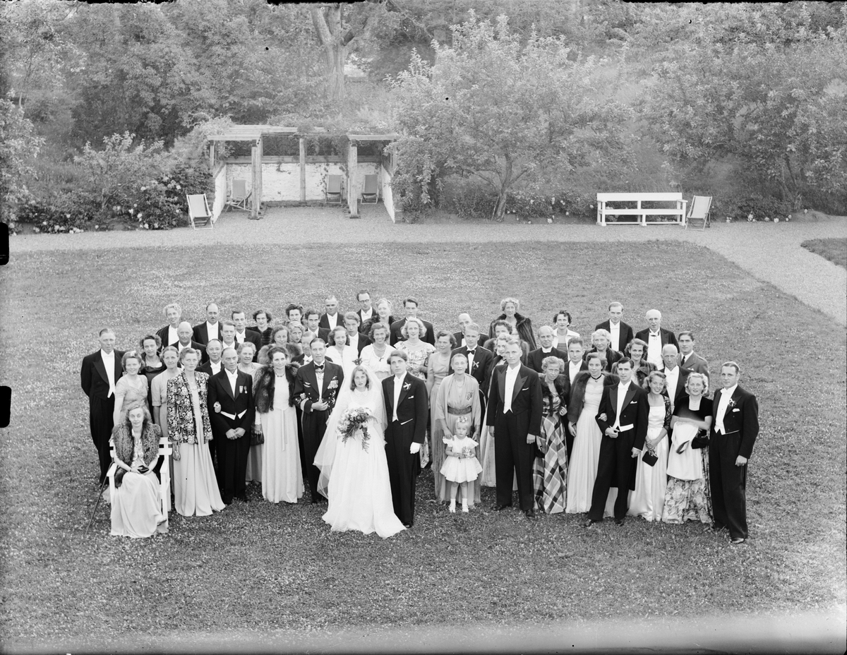 Brudpar med bröllopsgäster, Gimo herrgård, Uppland