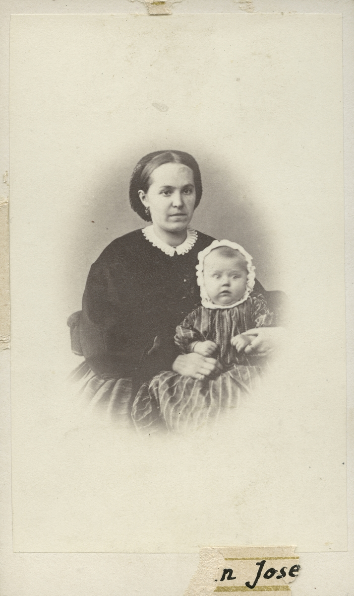 Fru Kling med sonen Josef.
