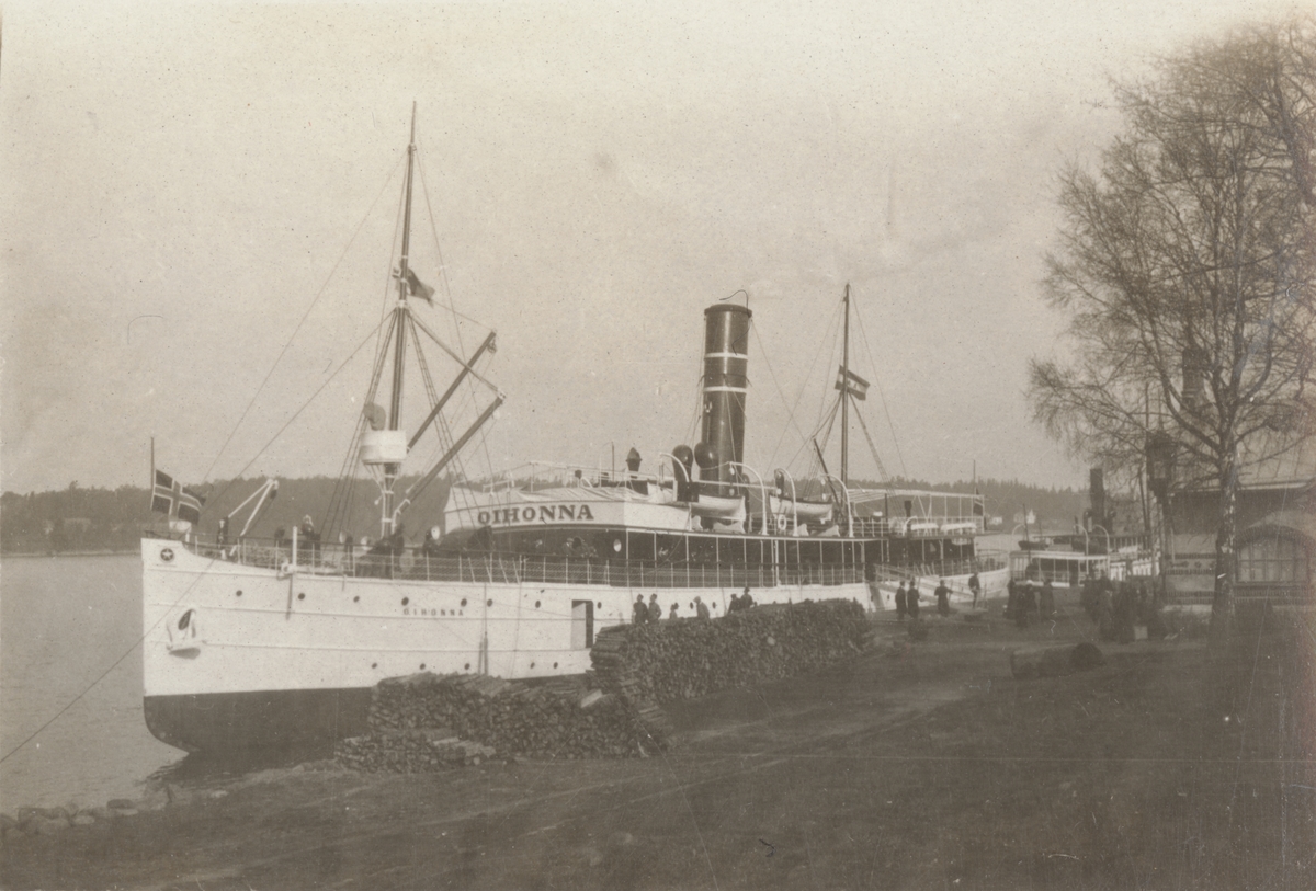 Fartyg S/S Oihonna vid hamnen.