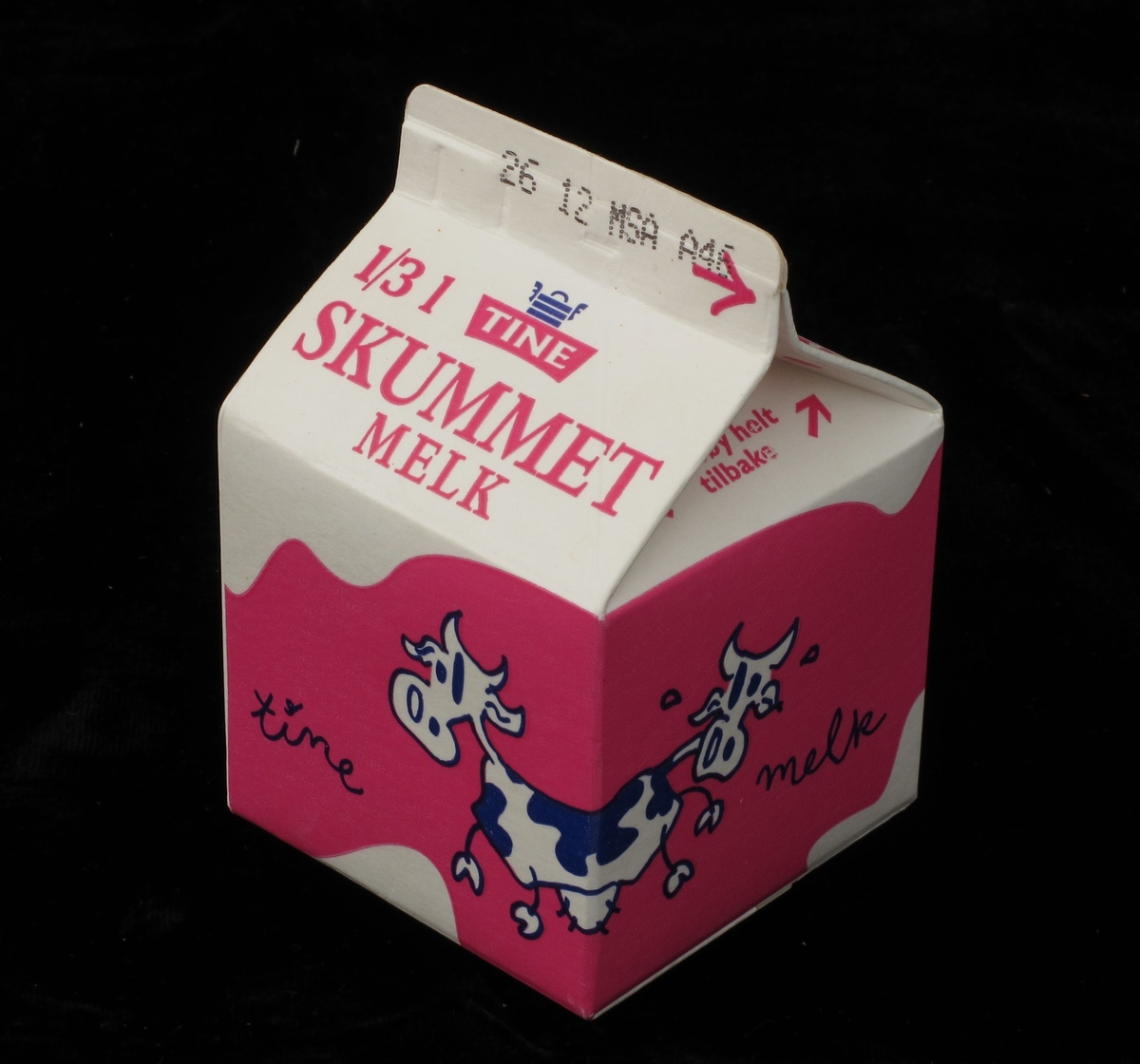 Strektegning / barnetegning av kuer mot et rosa bånd og teksten: " melk tine"