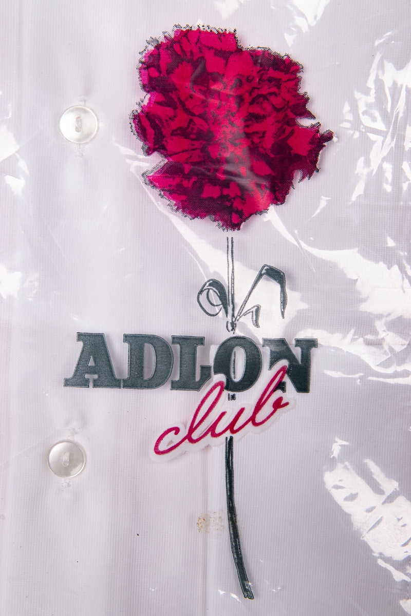 Nylonskjorta, vit i originalförpackning av plast.
Skjortan av märket "Aldon Club" tillverkade vid Hedbrants trikåfabrik i Helsingborg.