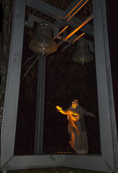 Spå.Sara står under kirkeklokkene i et skummelt lys og forteller om onde varlser.