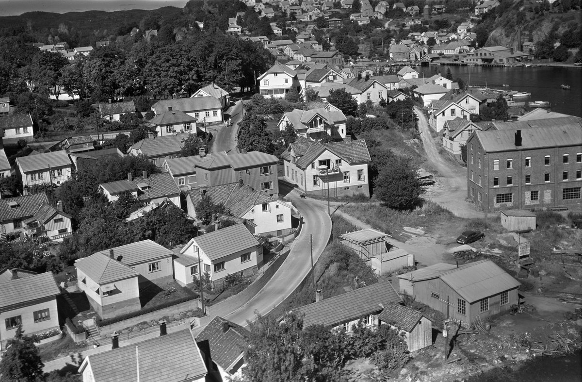 Flyfotoarkiv fra Fjellanger Widerøe AS, fra Porsgrunn Kommune. Porsgrunn. Brevik Blikkvarefabrikk, Øya, Brevik.  Fotografert av J. Kruse 08.08.1959.