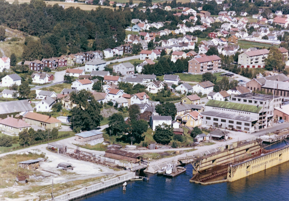 Flyfotoarkiv fra Fjellanger Widerøe AS, fra Porsgrunn Kommune. Dokkveien, med flytedokka, Porsgrunn vest. Fotografert 25.08.1961