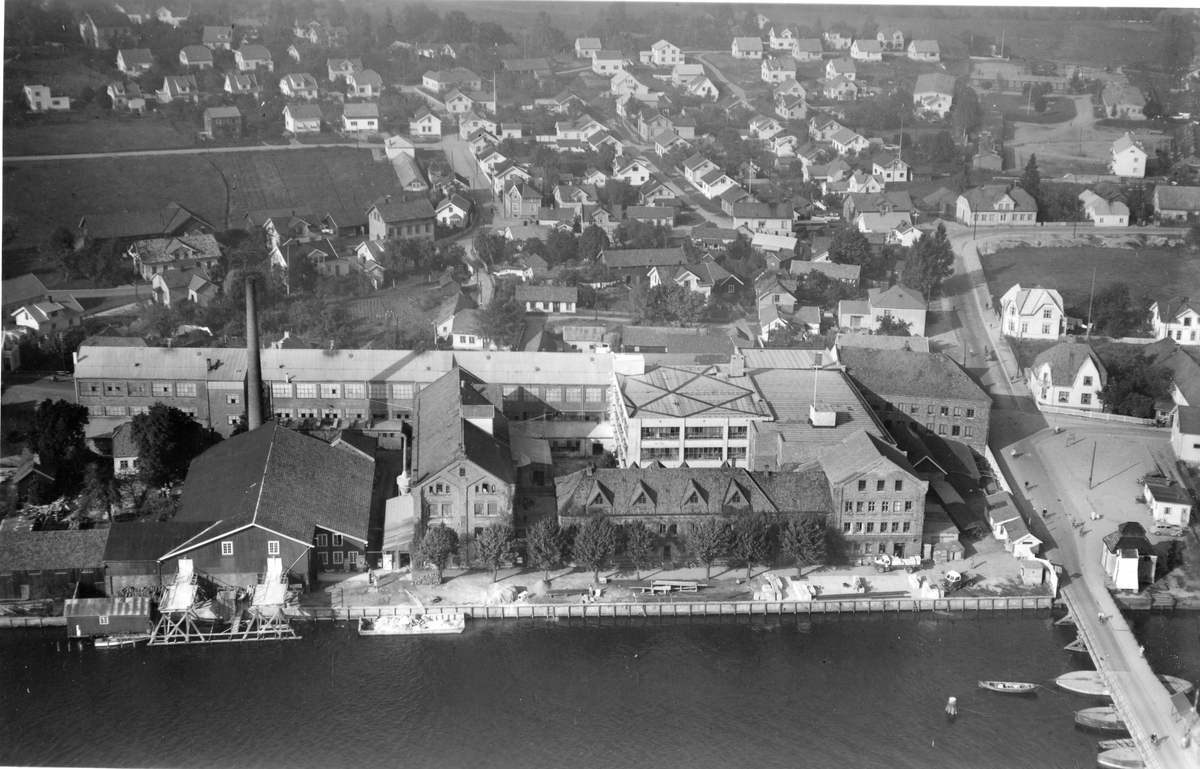 Flyfotoarkiv fra Fjellanger Widerøe AS, fra Porsgrunn Kommune, Porsgrunn Porselensfabrikk. Fotografert 3/10-1951. Fotograf Otto Hansen