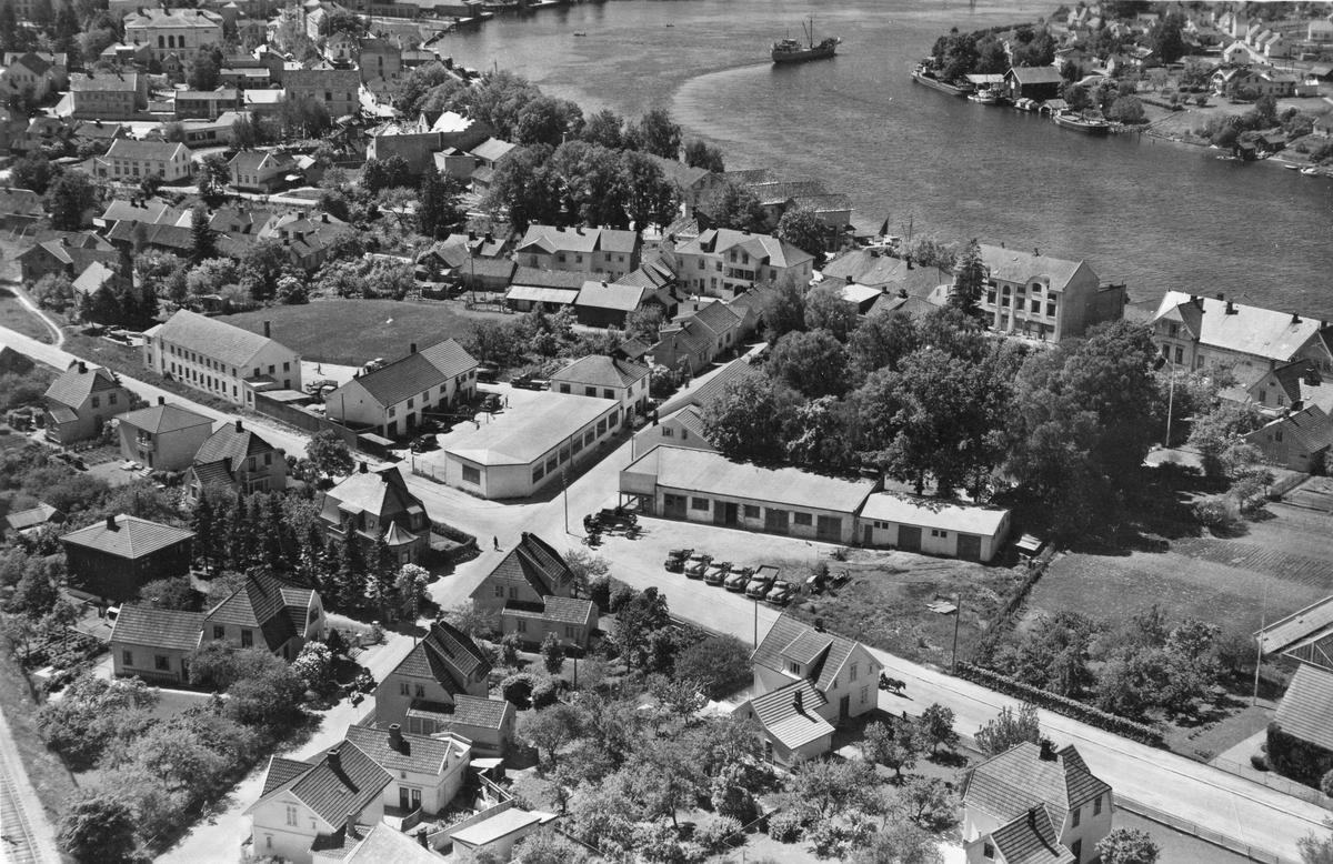 Flyfotoarkiv fra Fjellanger Widerøe AS, fra Porsgrunn Kommune, Funnemark Auto Porsgrunn. Fotografert. 16.06.1951 av Vilhelm Skappel