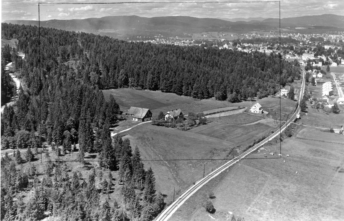 Flyfotoarkiv fra Fjellanger Widerøe AS, fra Porsgrunn Kommune. Tollskogen, Eidanger. Fotografert 03.07.1957. Fotograf Tveit- Hansen
