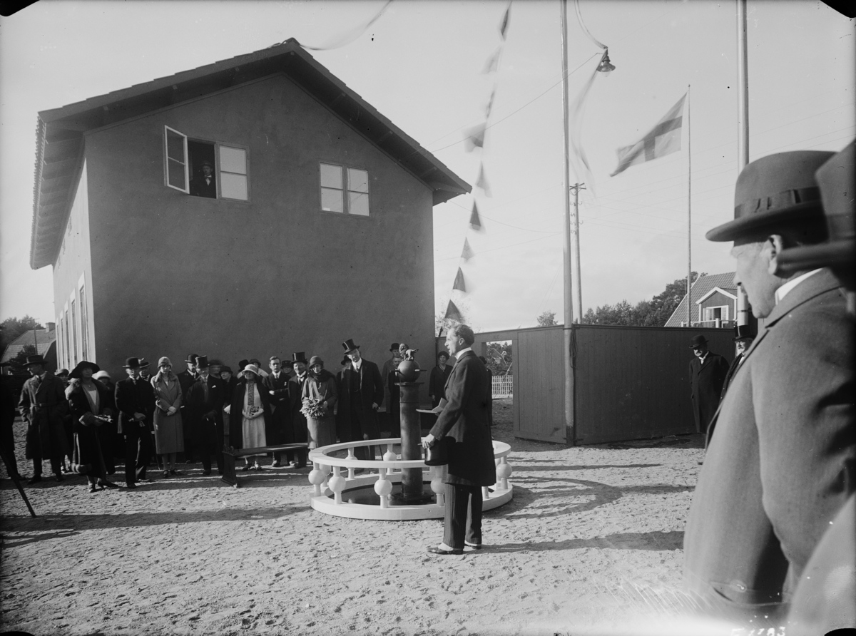 Hemutställning vid Kyrkviken på Lidingön. Utställningskommisarie var Petrus Wretblad.