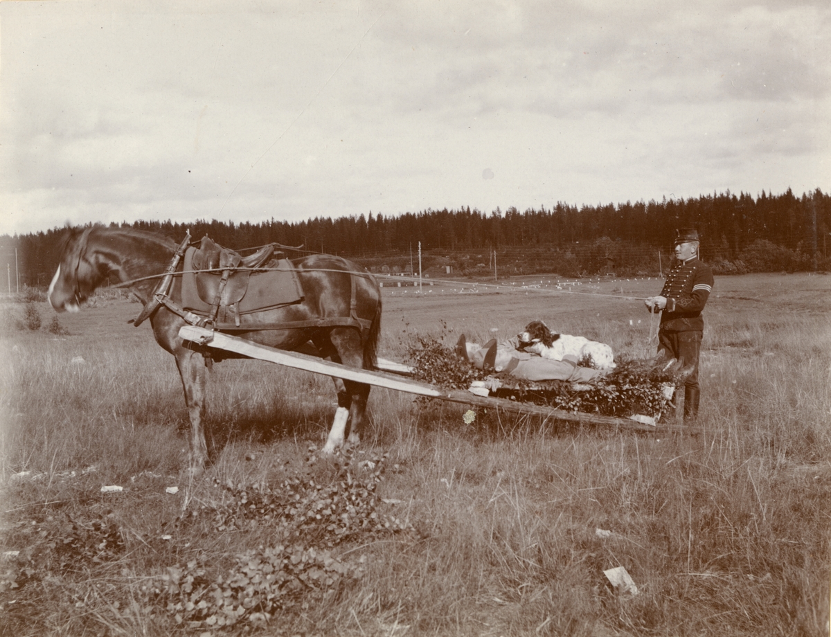 Aaby-Ericsson och Carl Bernadotte af Wisborg vid Kavalleriskolan i Umeå på släpbår efter häst.