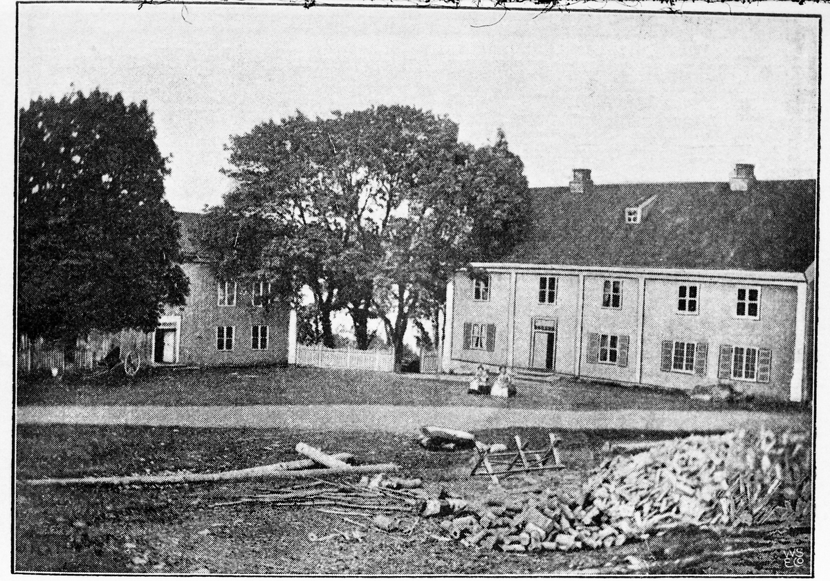 Avfotografert illustrasjon fra Jens Raabes bok "En storbygd. Kulturskildringer fra Toten." som kom ut i 1905. Dette bildet er fra gården Breili i Nordlia i Østre Toten. To uidentifiserte kvinner sitter foran hovedbygningen.