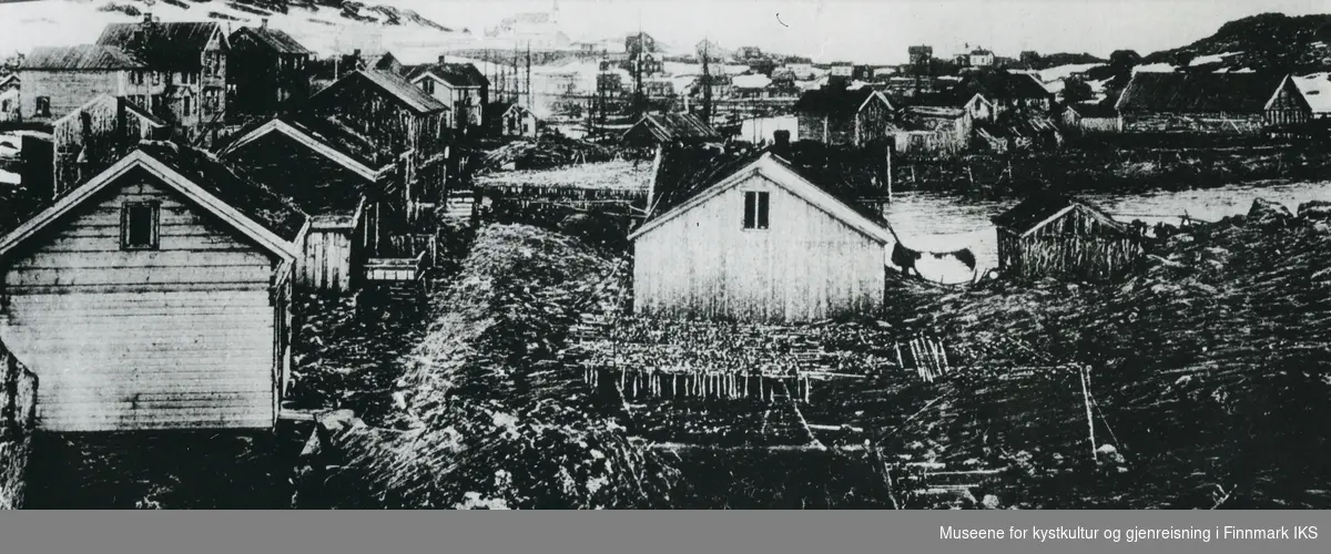 Honningsvåg. Til høyre bebyggelsen på Holmen, i bakgrunnen kirka. Før 1900.