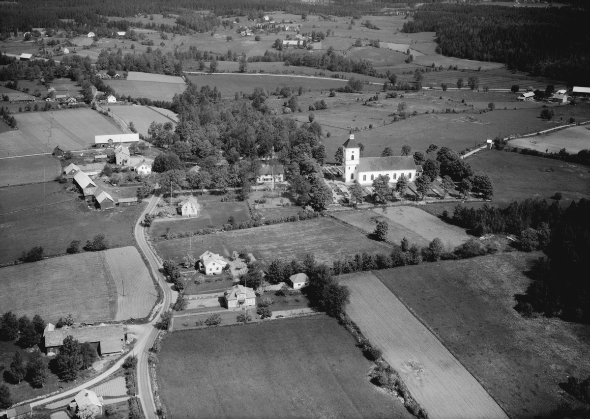 Flygfoto över Hultsjö och Hultsjö kyrka i Sävsjö kommun, Jönköpings län. Nr: 174/1960