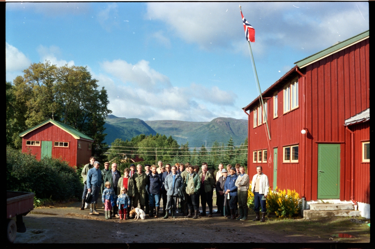 Skogbruksfolk samlet på planteskolen i Ervik.