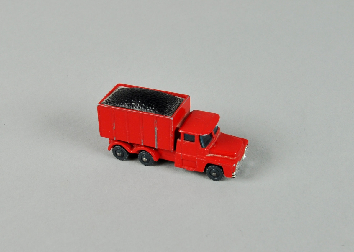 Rød lekebil - lastebil - av merke HUSKY